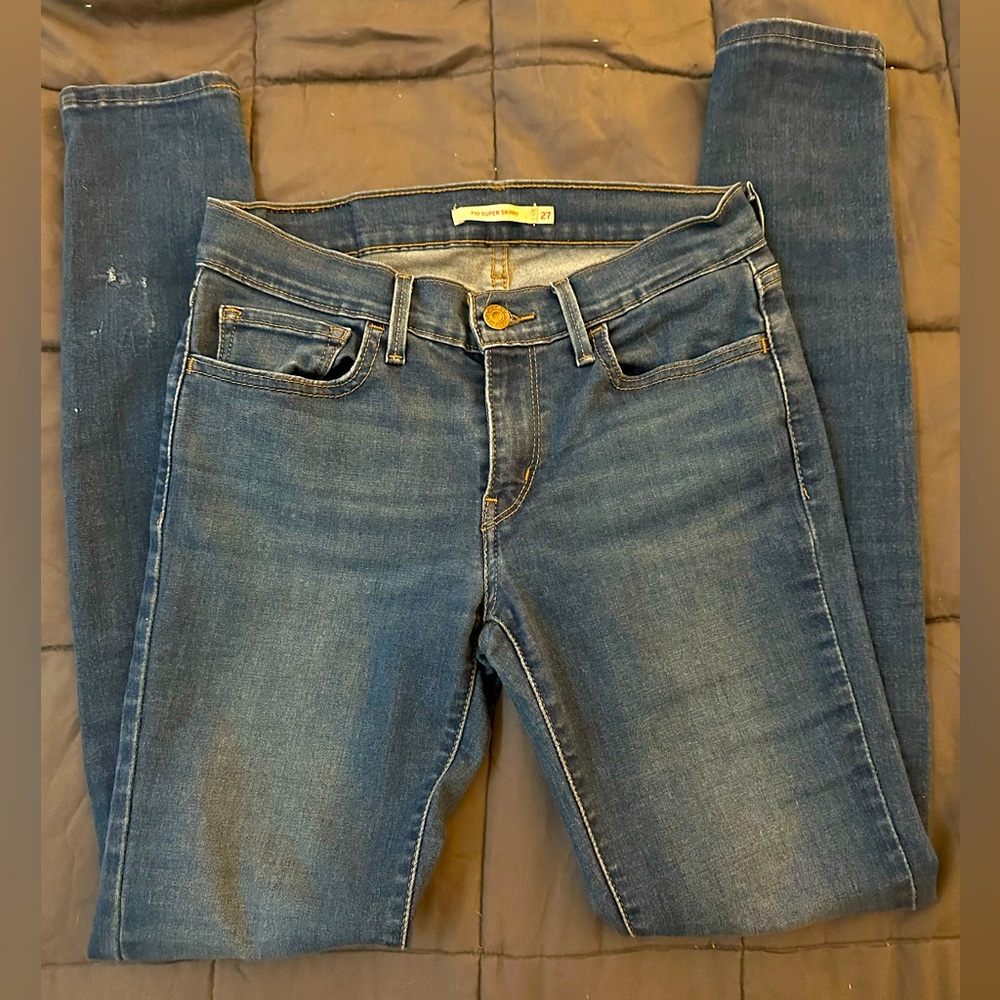 **SUPER comfy Dark Denim Levi Strauss Super skinny Jeans!!-makes ur butt look 🤩
